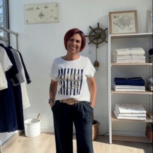 💙 T-shirt col V « Ciao Bella » – Blanc & Bleu Marine